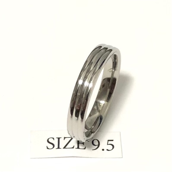 Silver Tone Ribbed Ring, Size 9.5 - Picture 3 of 4